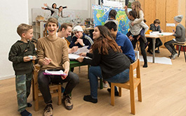 没有教室、家庭作业和指定教材，学习是如何发生的？