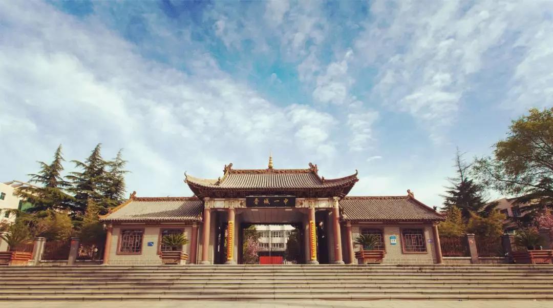 我走访了很多中小学，几乎每间教室都这样：大白天的开着灯，然后拉着窗帘