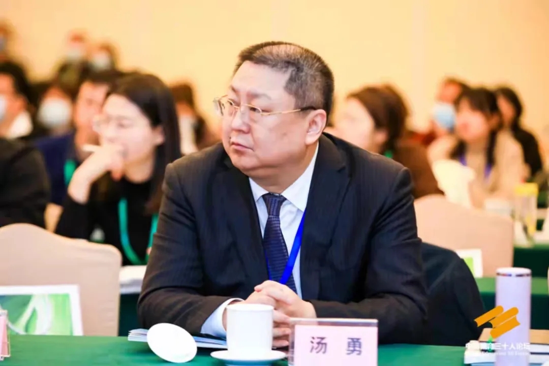 走访了七八百所中小学校，这位教育局长道出做校长的关键秘诀 | 对话