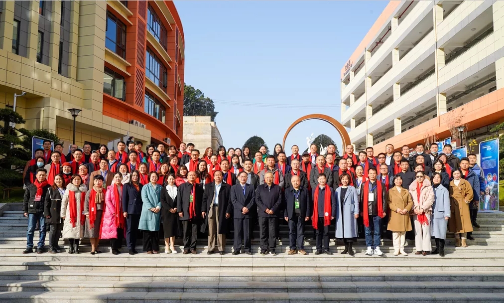 学校文化建设与家校社共育 | 紧跟教育步伐，推进文化建设